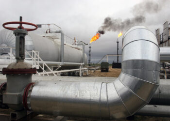 Ataque con drones provoca incendio en centro petrolero de Fujairah en Emiratos Árabes Unidos