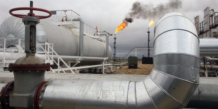 Ataque con drones provoca incendio en centro petrolero de Fujairah en Emiratos Árabes Unidos