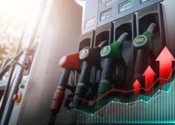 Los precios del petróleo retroceden tras acercarse a los $120 mientras Trump plantea controlar el Estrecho de Ormuz