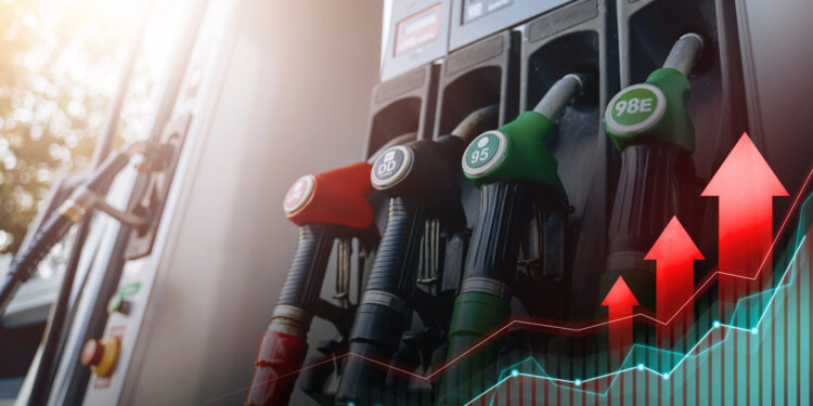 Los precios del petróleo retroceden tras acercarse a los $120 mientras Trump plantea controlar el Estrecho de Ormuz