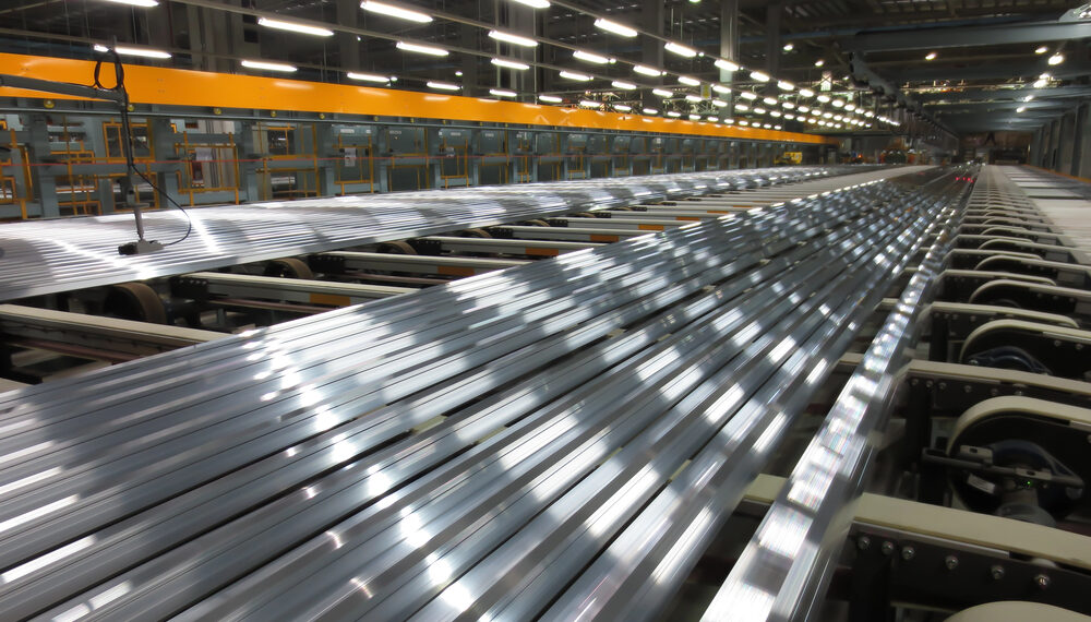 Precios del aluminio se disparan por el conflicto con Irán y tensiona el suministro global