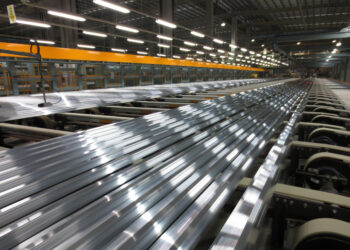 Precios del aluminio se disparan por el conflicto con Irán y tensiona el suministro global