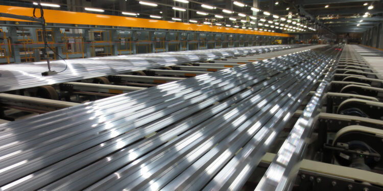 Precios del aluminio se disparan por el conflicto con Irán y tensiona el suministro global