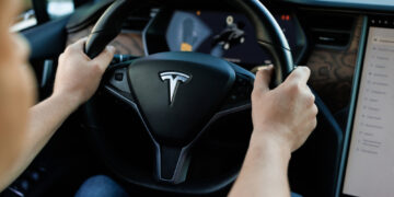 Investigación federal sobre Tesla: El sistema de conducción autónoma bajo la lupa por fallos de visibilidad