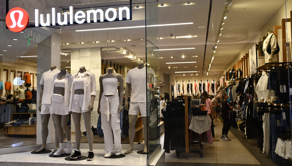 Lululemon anticipa un 2026 débil por aranceles y tensiones internas