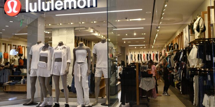 Lululemon anticipa un 2026 débil por aranceles y tensiones internas