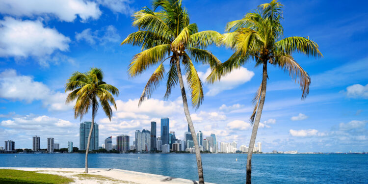 Éxodo de multimillonarios de la costa oeste: Howard Schultz llega a Miami