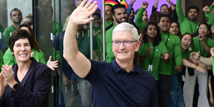 Tim Cook descarta su retiro y busca calmar dudas sobre el rumbo de Apple