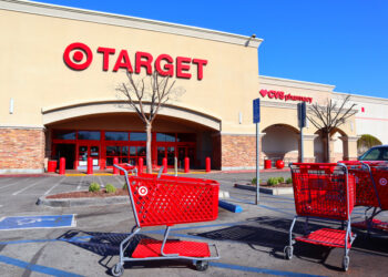 Target supera previsiones de ganancias y confía en retomar el crecimiento de ventas este año