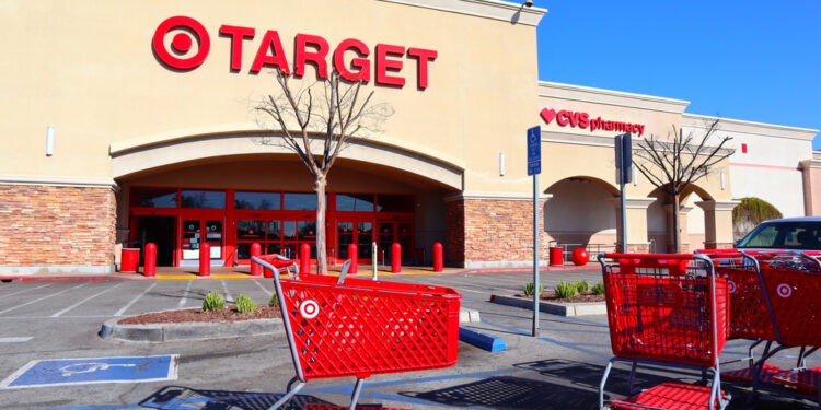 Target supera previsiones de ganancias y confía en retomar el crecimiento de ventas este año