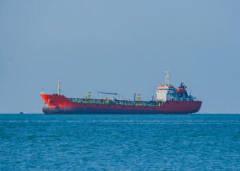 Irán hace dura advertencia a quien se atreva a transitar el Estrecho de Ormuz