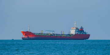 Irán hace dura advertencia a quien se atreva a transitar el Estrecho de Ormuz