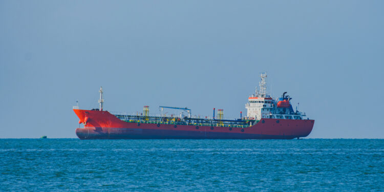 Irán hace dura advertencia a quien se atreva a transitar el Estrecho de Ormuz