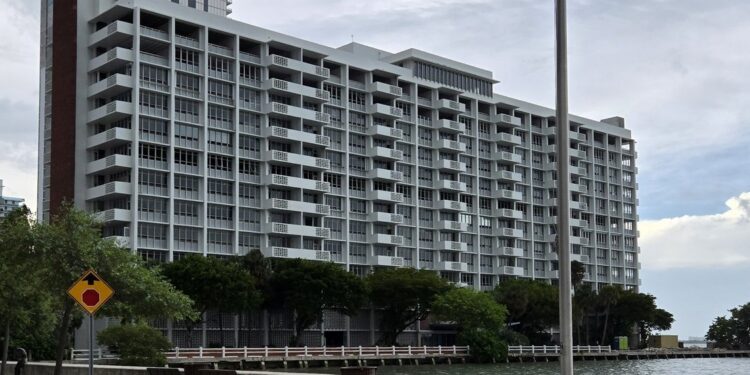 Corte ordena reconstruir torre demolida en Miami y levanta alertas sobre el riesgo para desarrolladores