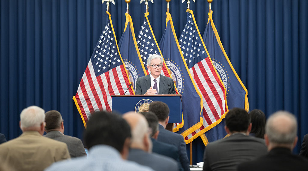 Powell descarta alza de tasas ante crisis energética y mantiene enfoque en estabilidad