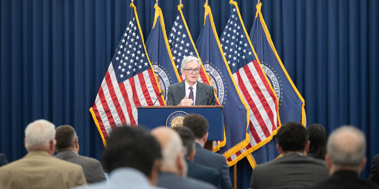 Powell descarta alza de tasas ante crisis energética y mantiene enfoque en estabilidad