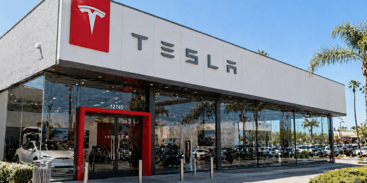 Tesla supera expectativas con flujo de caja positivo y acelera su apuesta por robots humanoides