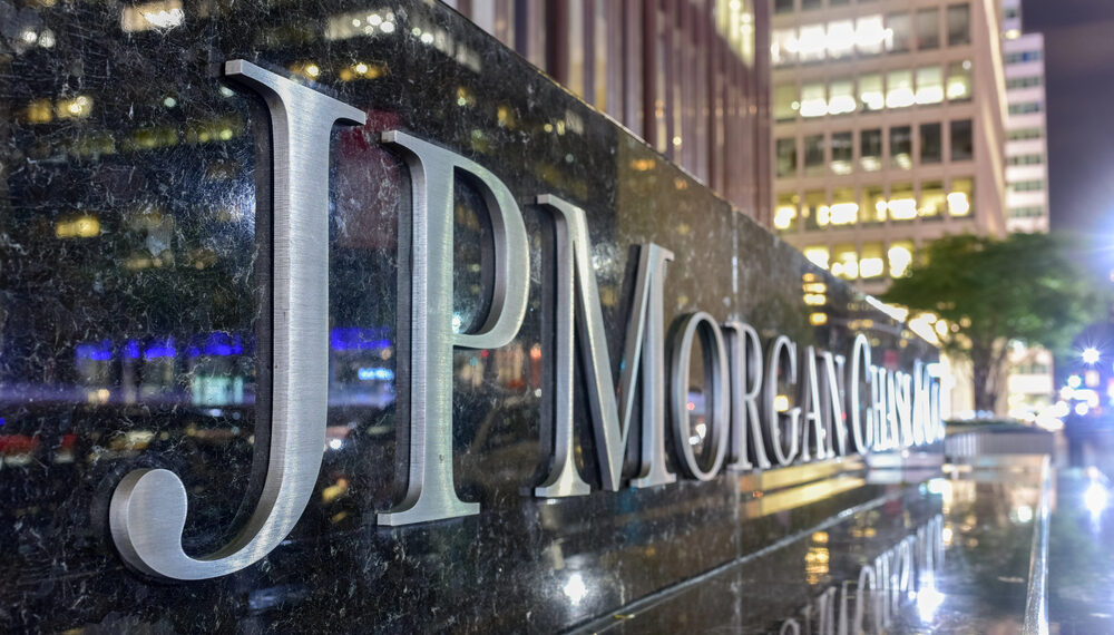 JPMorgan supera previsiones con ganancias de $5.94 por acción mientras Dimon advierte riesgos crecientes