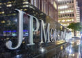 JPMorgan supera previsiones con ganancias de $5.94 por acción mientras Dimon advierte riesgos crecientes