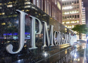 JPMorgan supera previsiones con ganancias de $5.94 por acción mientras Dimon advierte riesgos crecientes
