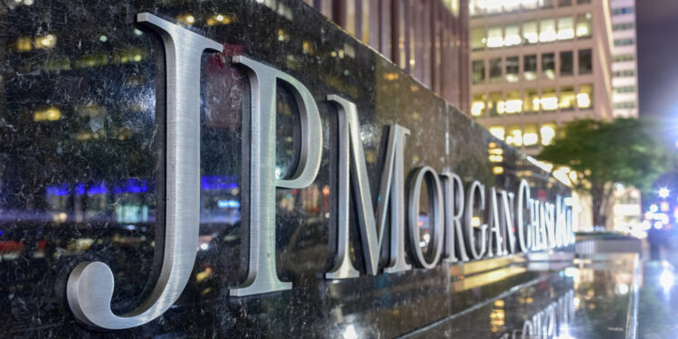 JPMorgan supera previsiones con ganancias de $5.94 por acción mientras Dimon advierte riesgos crecientes