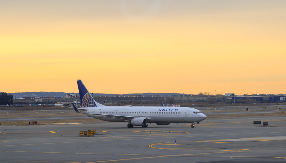 United Airlines ajusta previsiones por combustible caro, pero mantiene fortaleza en la demanda