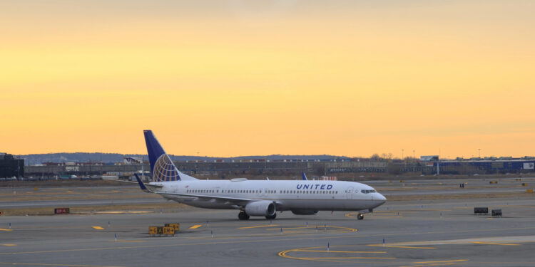 United Airlines ajusta previsiones por combustible caro, pero mantiene fortaleza en la demanda