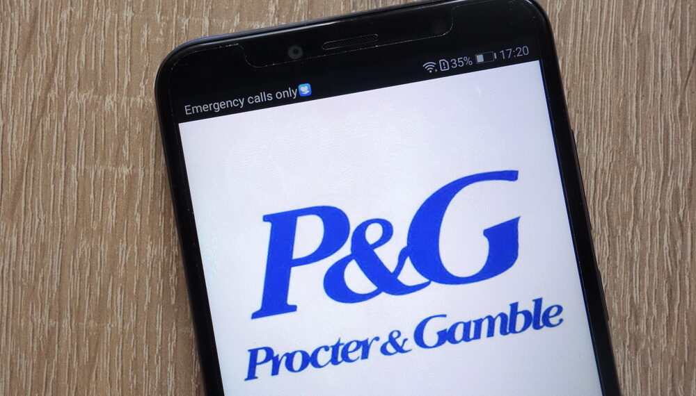 Procter & Gamble supera previsiones, pero advierte presión por costos y consumo
