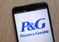 Procter & Gamble supera previsiones, pero advierte presión por costos y consumo
