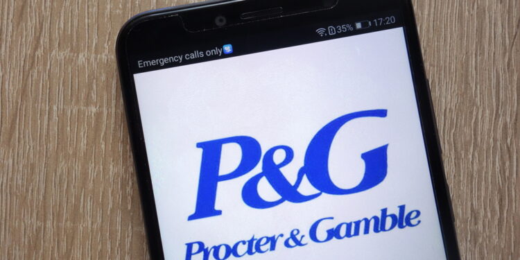 Procter & Gamble supera previsiones, pero advierte presión por costos y consumo