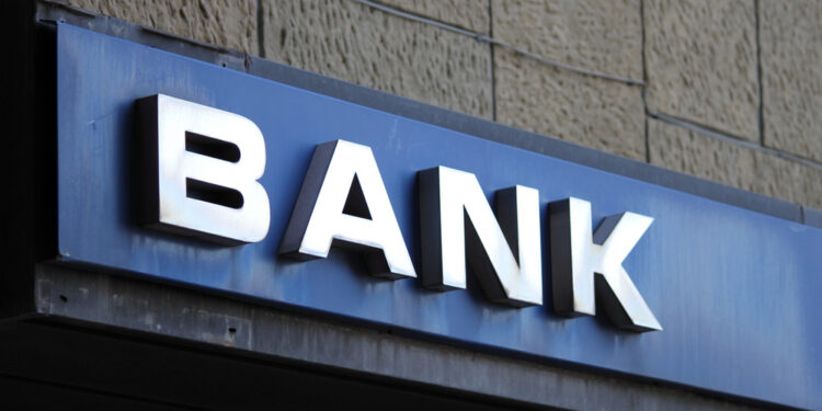 EE.UU. evalúa exigir a bancos verificar ciudadanía de sus clientes