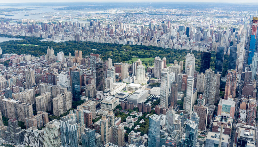 Nueva York busca aliviar costos de vivienda con recorte de seguros para propietarios