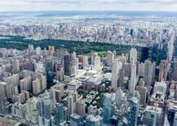 Nueva York busca aliviar costos de vivienda con recorte de seguros para propietarios