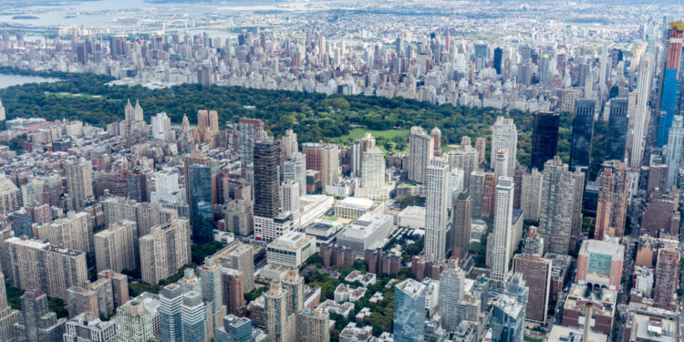 Nueva York busca aliviar costos de vivienda con recorte de seguros para propietarios