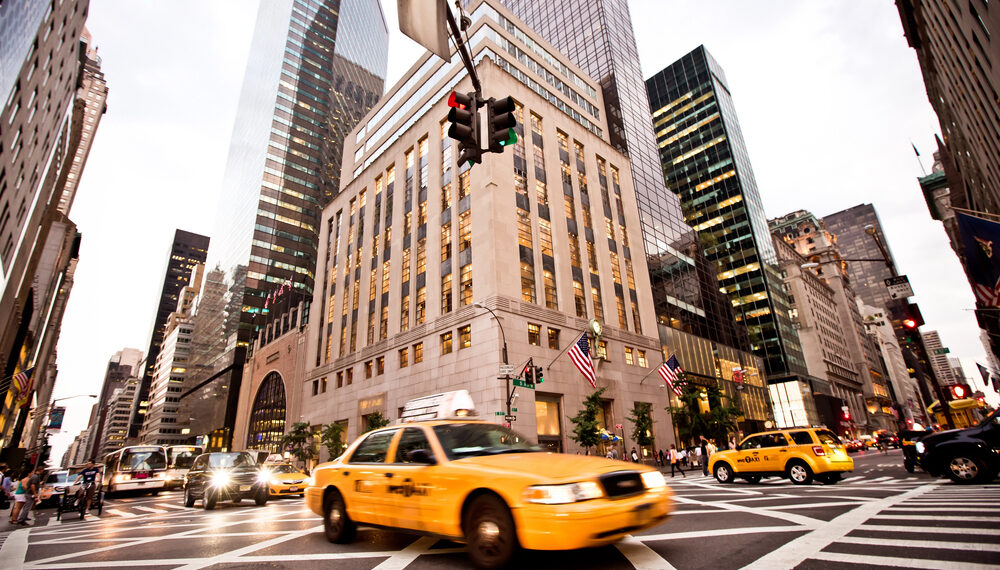 Nueva York reduce muertes por tráfico a mínimos históricos y endurece el enfoque contra infractores reincidentes