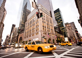 Nueva York reduce muertes por tráfico a mínimos históricos y endurece el enfoque contra infractores reincidentes