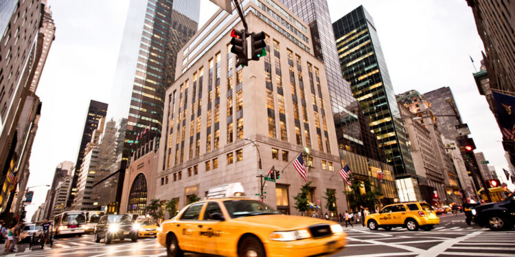 Nueva York reduce muertes por tráfico a mínimos históricos y endurece el enfoque contra infractores reincidentes