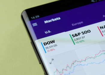 Wall Street cae por tensiones entre EE.UU. e Irán; el Nasdaq finaliza racha de 13 sesiones al alza