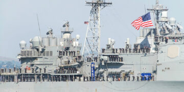 Bloqueo en Ormuz eleva precios del petróleo y amenaza con frenar la economía global