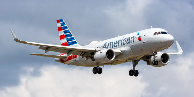 American Airlines recorta previsiones para 2026 por alza del combustible