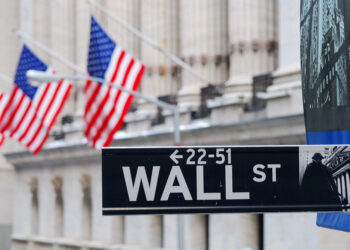 Wall Street cae tras récords por golpe a tecnológicas y petróleo sobre $105