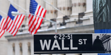 Wall Street cae tras récords por golpe a tecnológicas y petróleo sobre $105