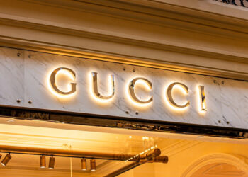 Casa matriz de Gucci, Kering, reporta caída en ventas pero mejora en tendencias
