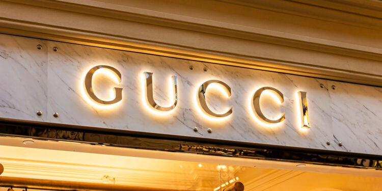 Casa matriz de Gucci, Kering, reporta caída en ventas pero mejora en tendencias