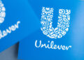 Unilever suspende contrataciones globales ante desafíos logísticos y geopolíticos