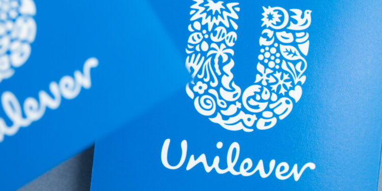 Unilever suspende contrataciones globales ante desafíos logísticos y geopolíticos