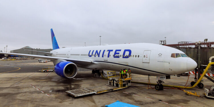 United Airlines eleva tarifas de equipaje ante la escalada en los costos de combustible
