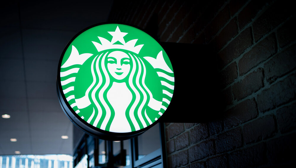 Starbucks impulsa el descubrimiento de bebidas con una app en ChatGPT