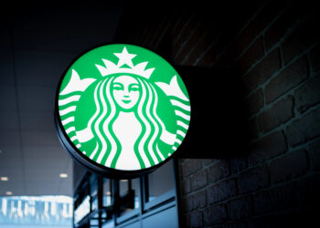 Starbucks impulsa el descubrimiento de bebidas con una app en ChatGPT