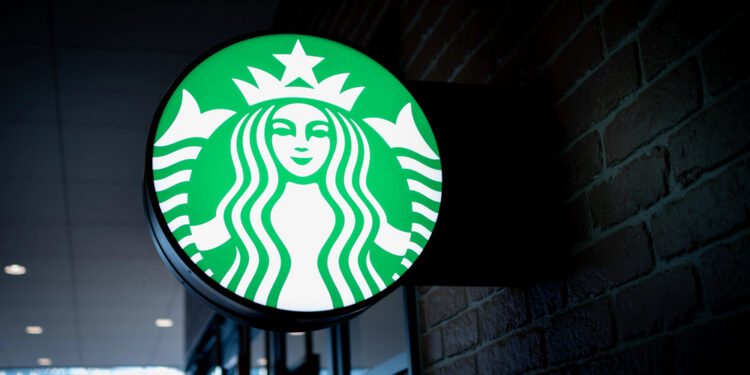 Starbucks impulsa el descubrimiento de bebidas con una app en ChatGPT